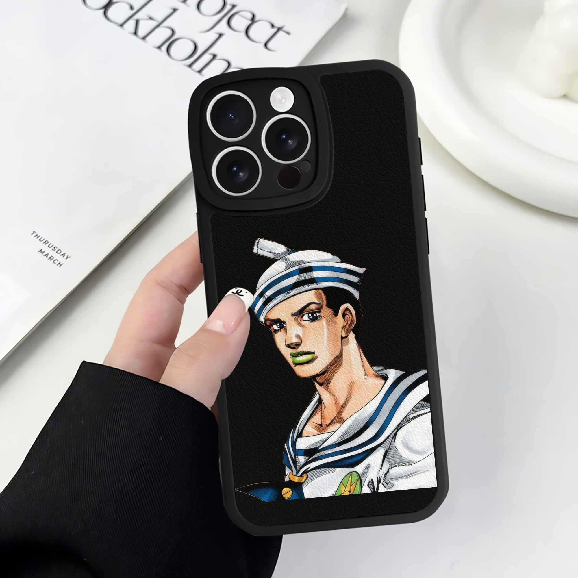 （画像用） ジョジョの奇妙な冒険 東方定助 JoJo's Bizarre Adventure Higashikata Josuke 【iPhone 16シリーズ対応】シリコンスマホケース（レザー調） 材質：シリコン